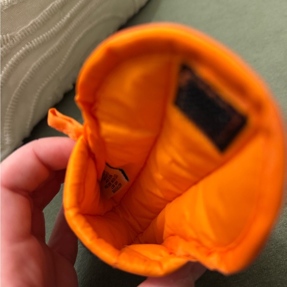 BAGGU Orange AirPod case - Picture 6 of 6